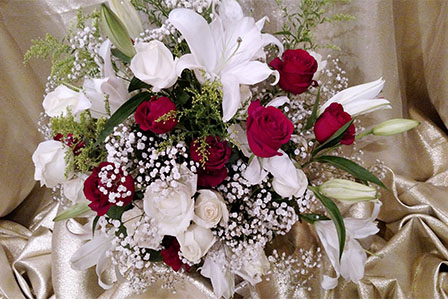 Retiro dos Dois Sagrados Corações - Brasília: Em adoração - flores do altar