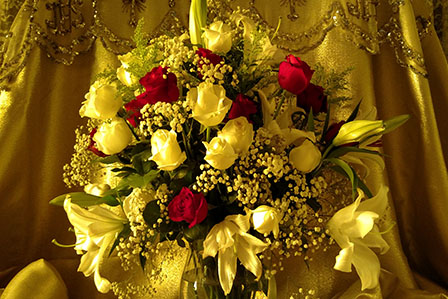 Retiro dos Dois Sagrados Corações - Brasília: Em adoração - flores do altar