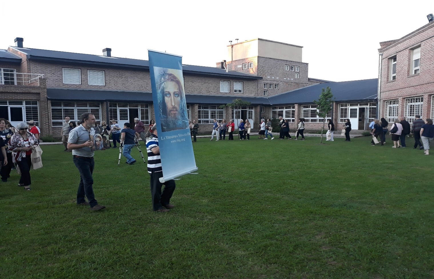 Participantes do X Retiro Latino-Americano - realizando uma dinâmica X Retiro Latino-Americano de AVVD - dinâmica