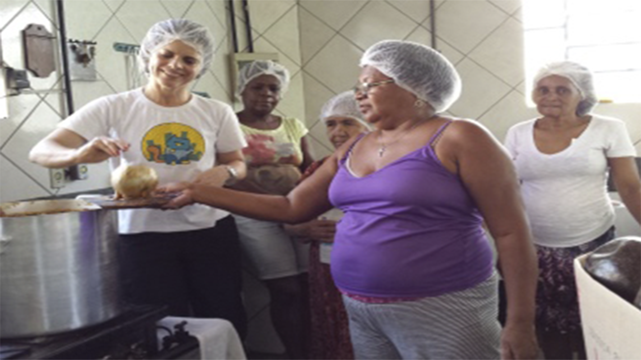 Belo Horizonte-Casa de Maria: servindo a deliciosa e revigorante sopa.