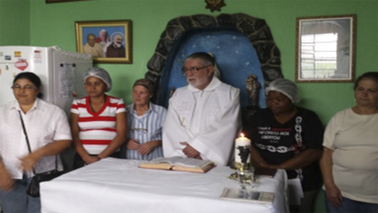 Belo Horizonte-Casa de Maria: reunidos em oração.