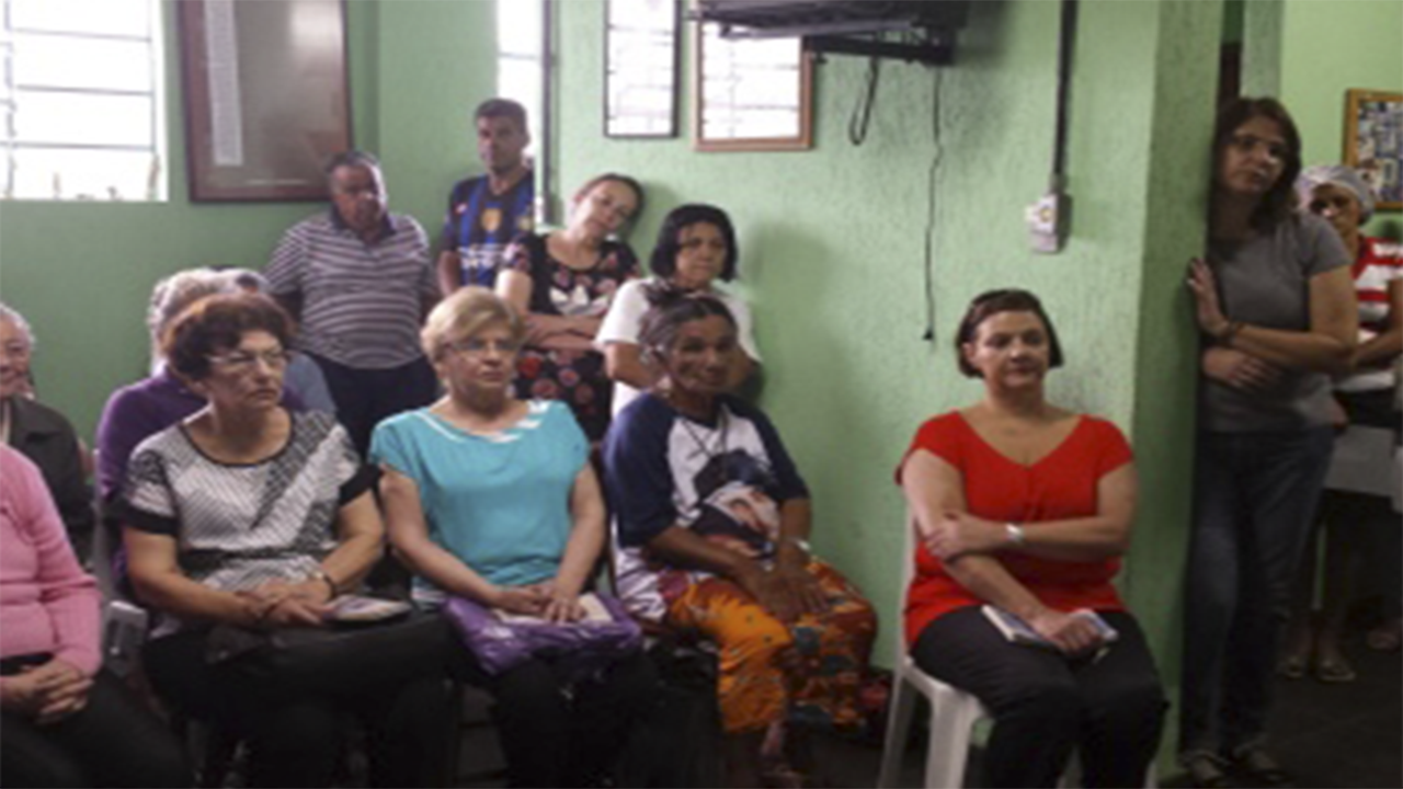 Belo Horizonte-Casa de Maria: reunidos em oração.