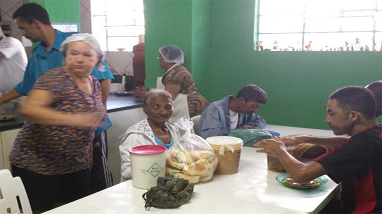 BM-BH: Almoço das sextas-feiras: sopa deliciosa, muito saudável e servida com muitos pães. Uma alegria