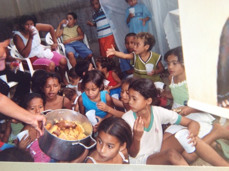 Goiânia-Casa de Maria: servindo deliciosa refeição.