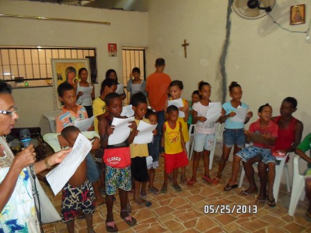 Salvador-Casa de Maria: reunidos em oração.