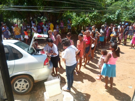 Salvador-Casa de Maria: distribuindo alimentos.