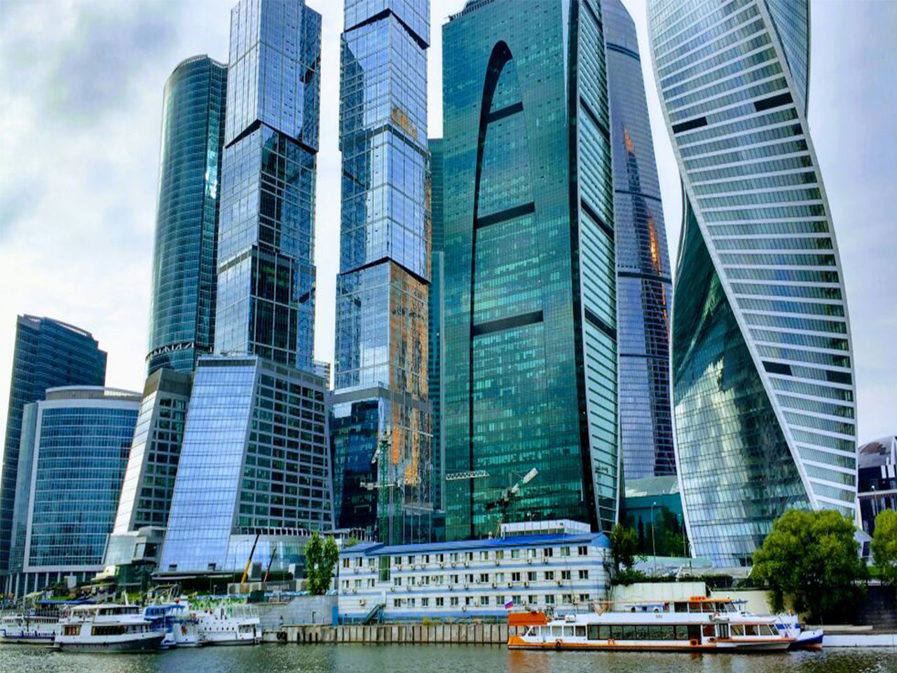 Peregrinos em Moscou: Rio Moscou e edifícios modernos de Moscou