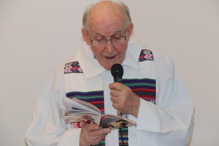 Santa Missa com Frei Olivar - Padre Josep fazendo leitura do Evangelho.