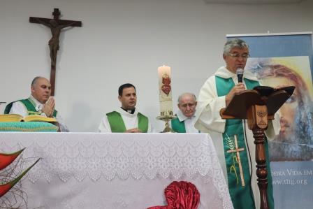 Retiro dos Dois Sagrados Corações - Brasília: Missa - Pe Tarcísio e concelebrantes: Pe Olivar, Pe Fernandes, Pe Josep