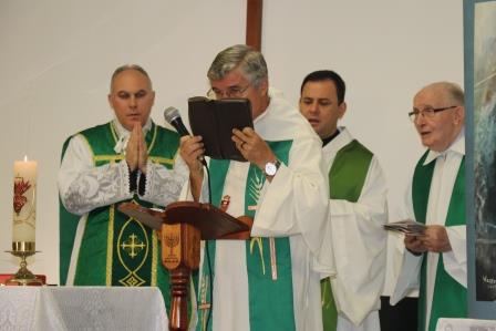 Retiro dos Dois Sagrados Corações - Brasília: Missa - Pe Tarcísio e concelebrantes: Pe Olivar, Pe Fernandes, Pe Josep