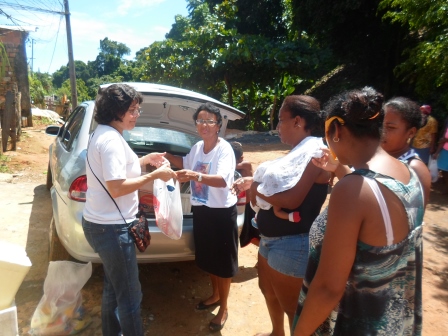 Salvador-Casa de Maria: distribuindo alimentos.